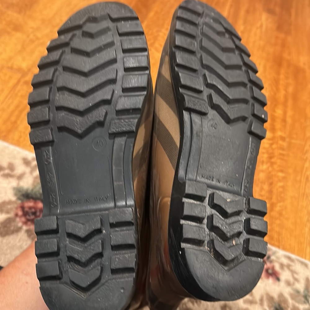 Burberry rain boots - Picture 3 of 4